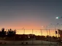 Cancha de fútbol iluminada de noche
