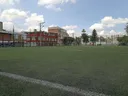 Cancha sintética de fútbol con graderías